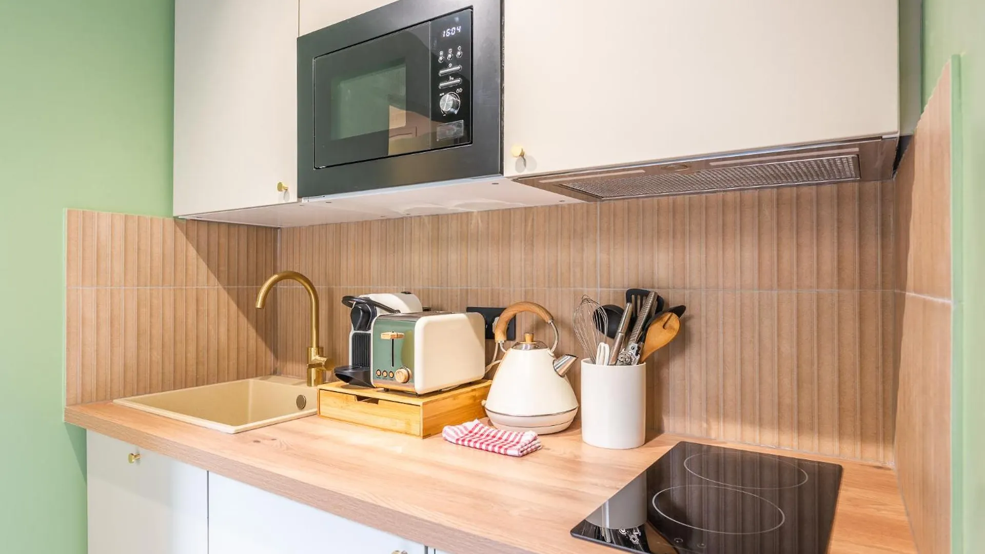 Charming Studio With Terrace - Near Montmartre Paris Apartment