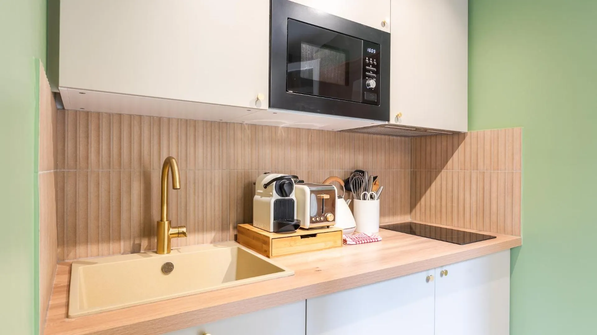 Charming Studio With Terrace - Near Montmartre Paris Apartment